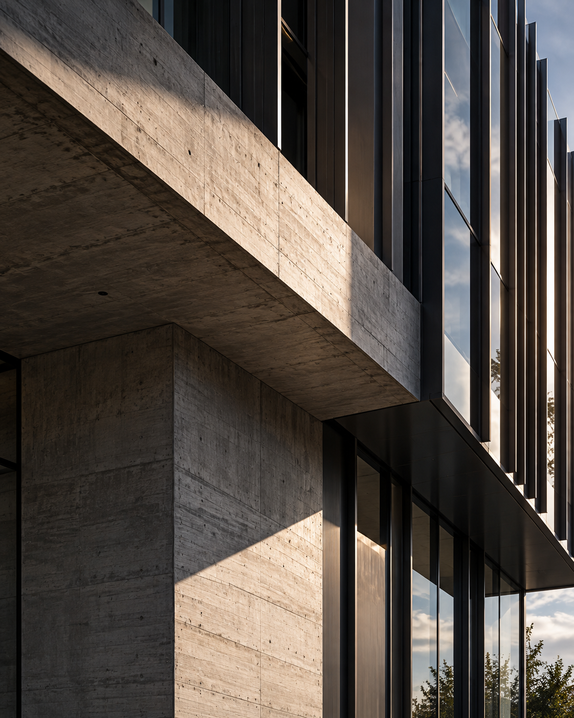 Pionowy detal fasady - beton, szkło i rytm architektonicznych podziałów